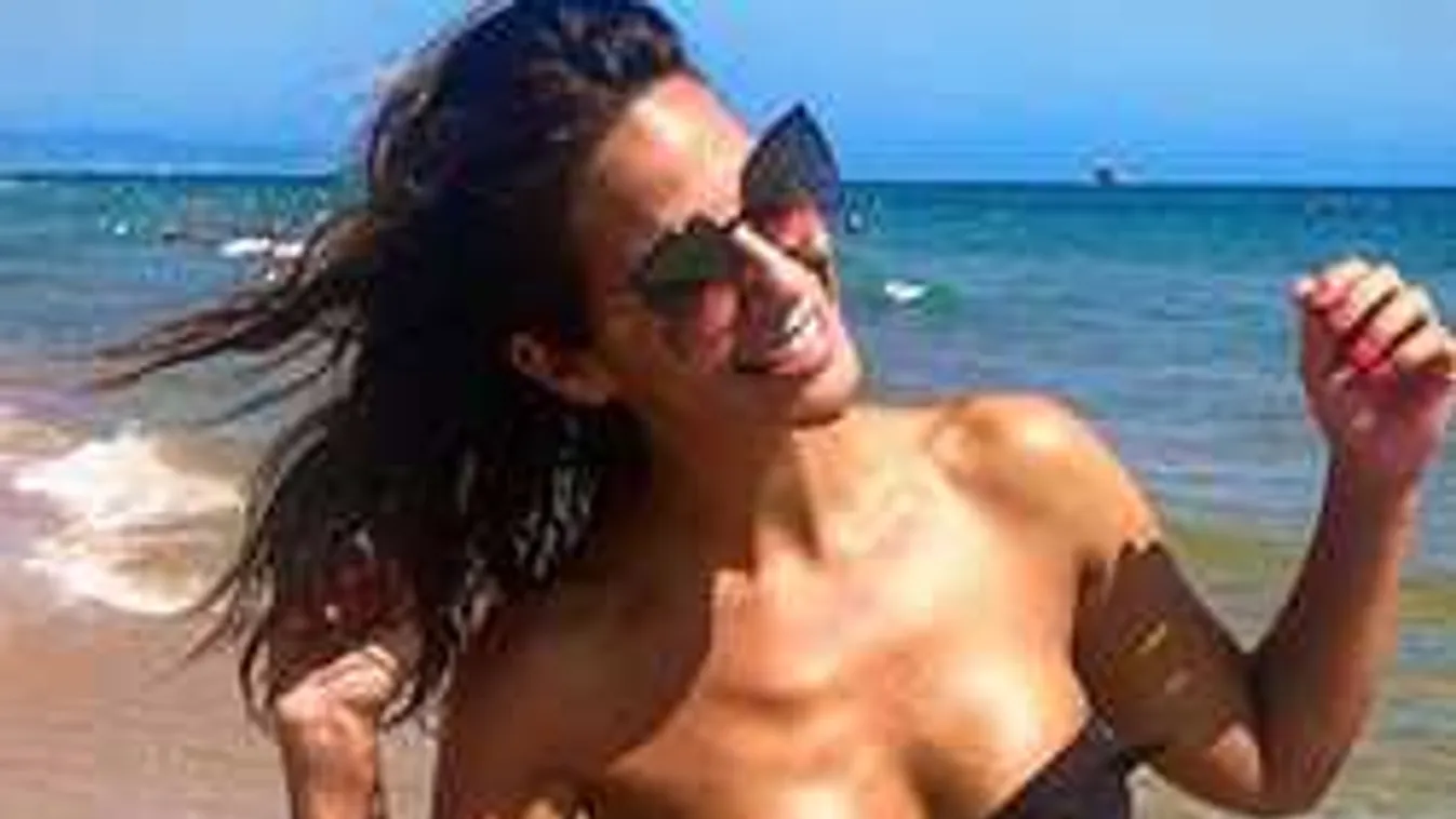 Letolta a bugyiját, pucérra vetkőzött az álommellű focistafeleség