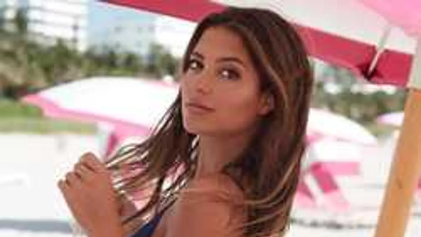 Meztelen szépség, levetkőzött a sztárcsatár barátnője