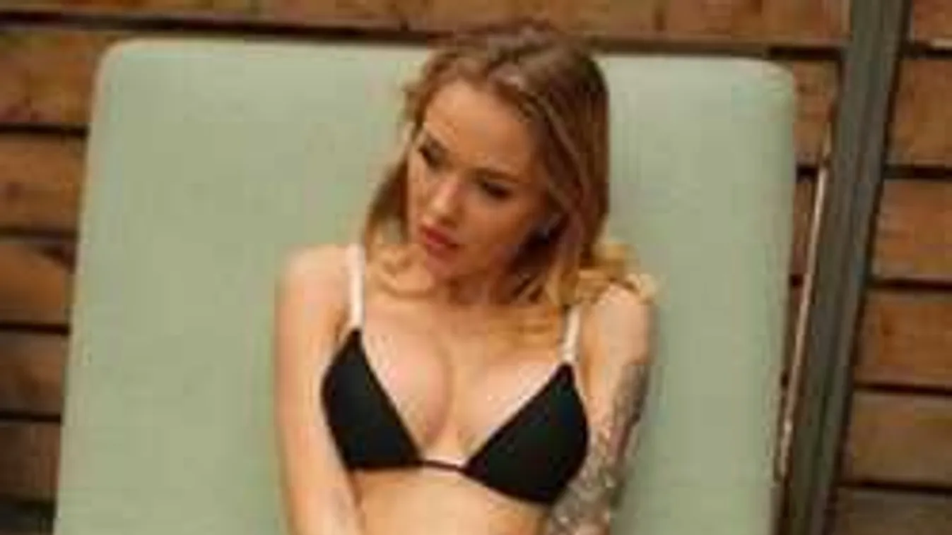 Lefotózták a háza előtt meztelenkedő fiatal modellt!