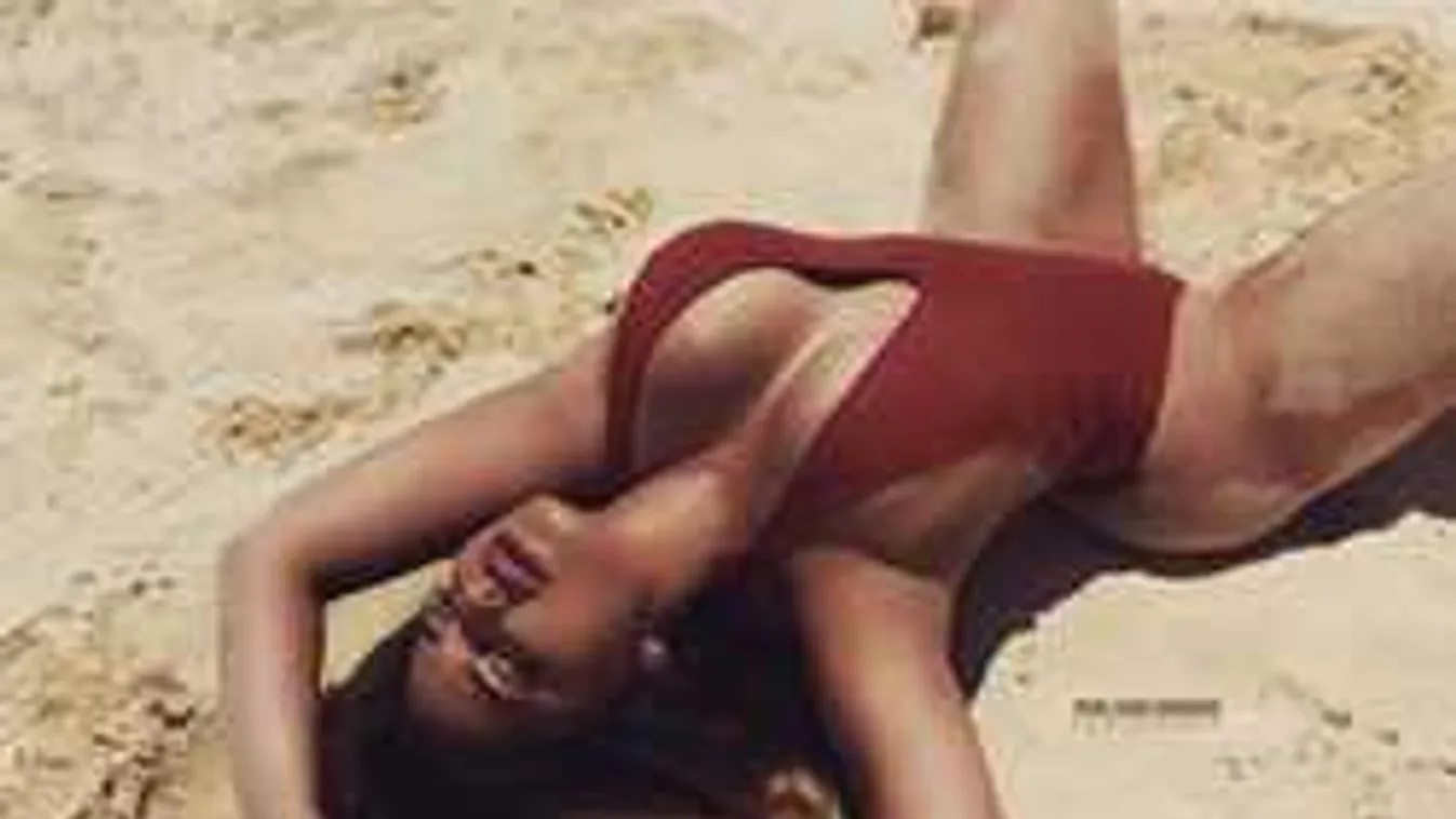 Tangában, félmeztelenül vonaglik az óriásmellű teniszező lány