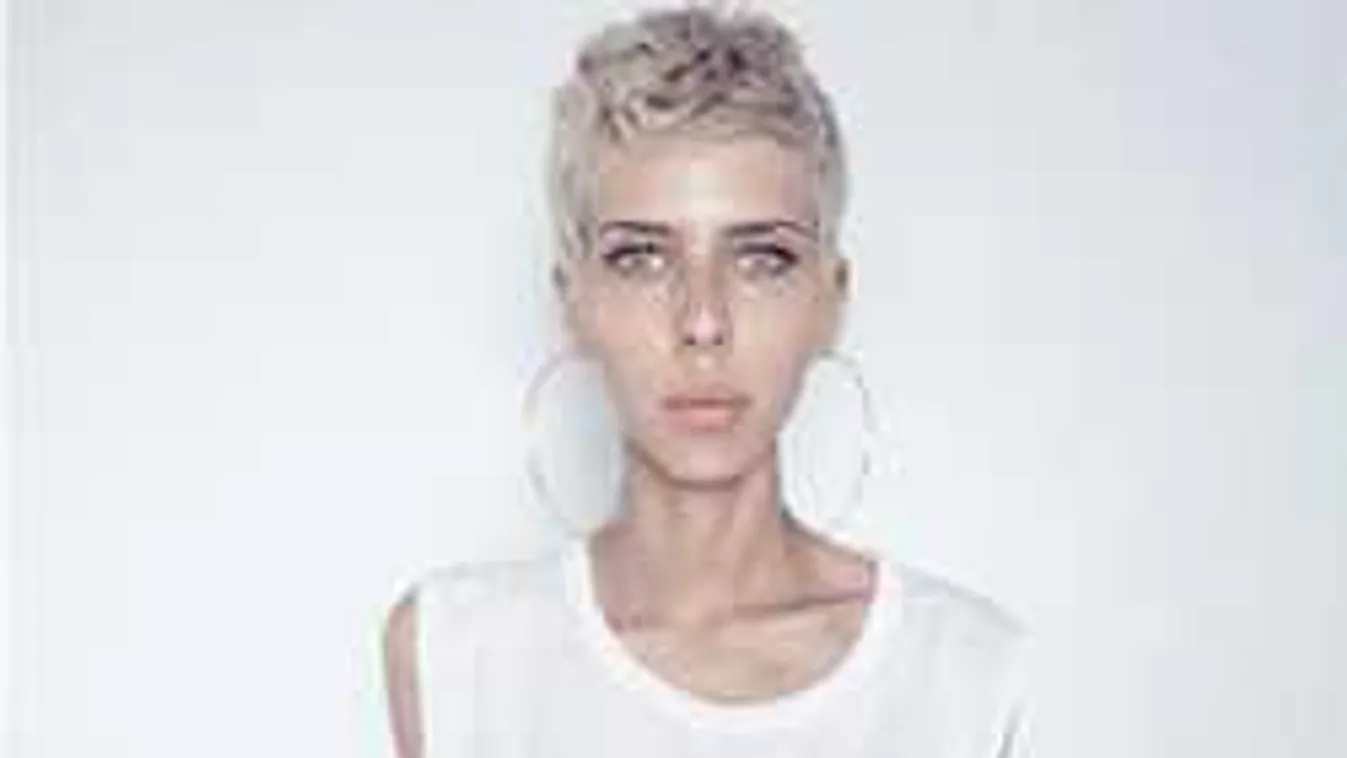 Hűha, széttett lábakkal videózta le csupasz cicusát a magyar sztár