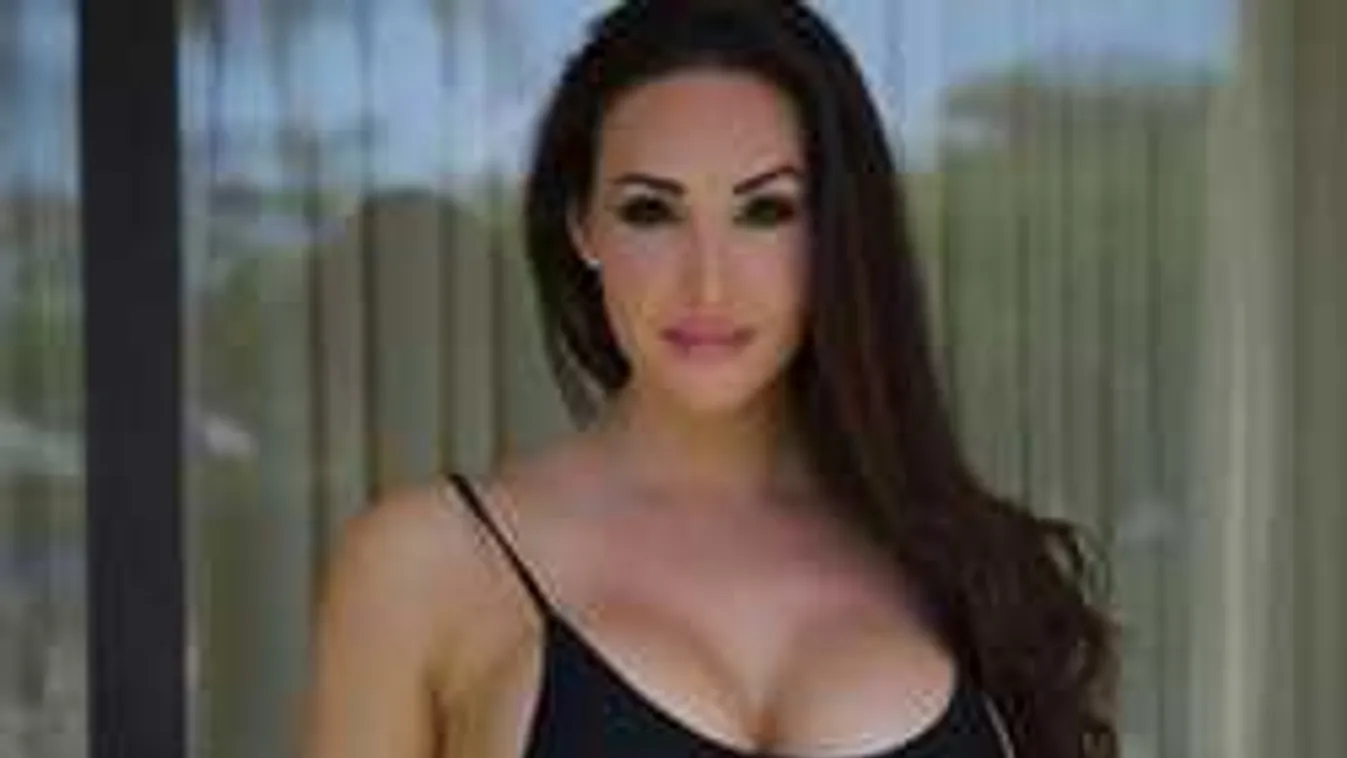 Melltartó nélkül, átlátszó hálóingben sokkol a kebelcsoda