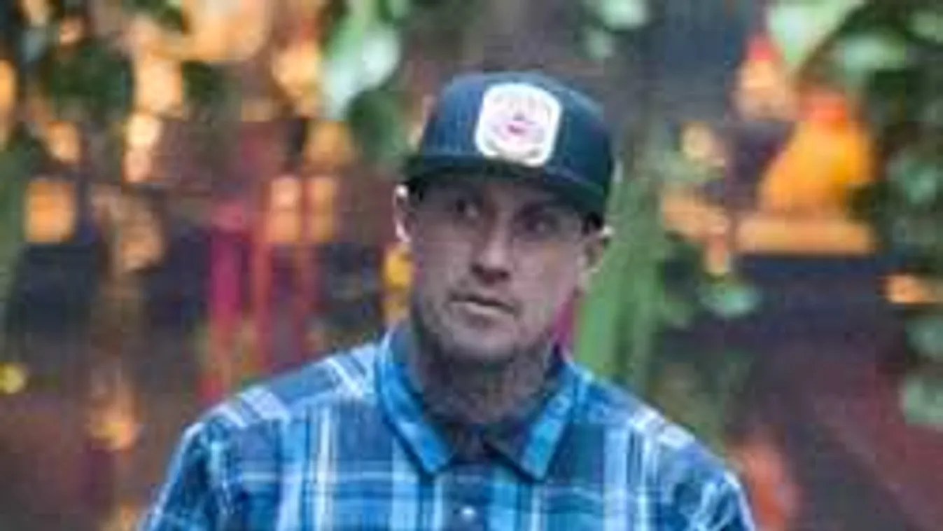 Teljesen kiakadt a sztárapuka, undorító módon bántak vele a repülőn