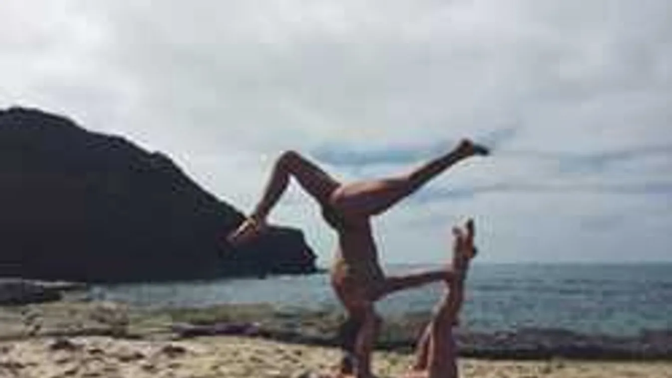 Meztelenül jógázott a szexi szépség! Azt hitte, senki sem látja