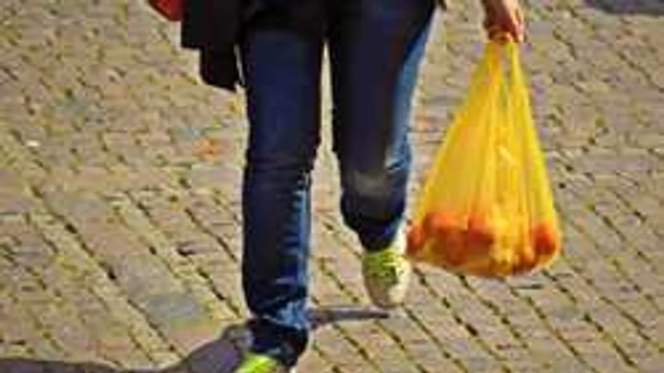 Nagy lépésre készül a kormány, Magyarország is betilthatja a műanyag zacskót