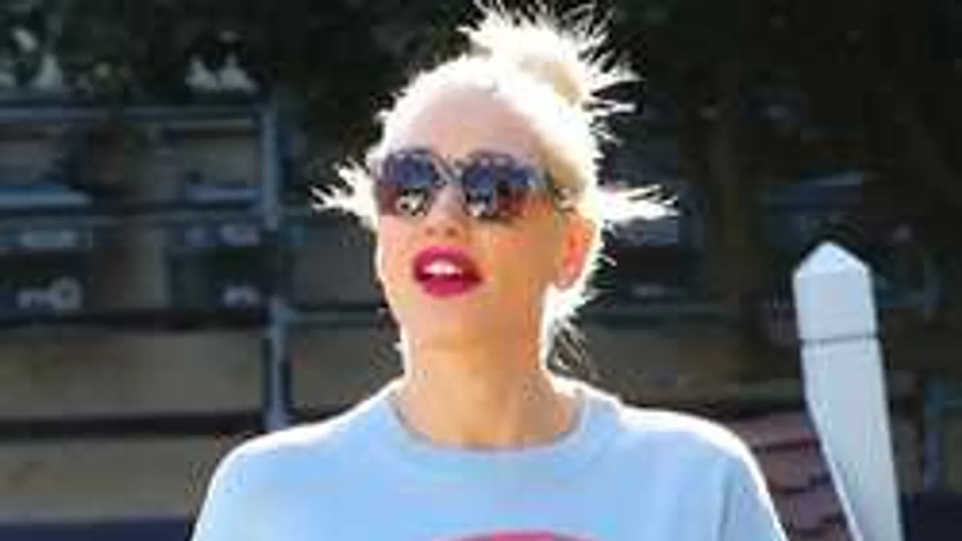 Újra hódít a retro pulcsi, így hordják az igazán vagány nők