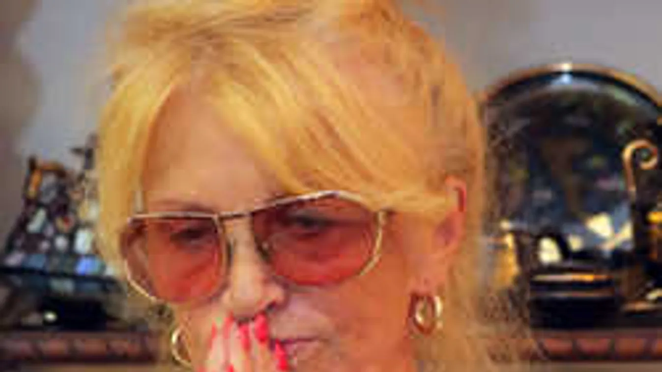 Képtelen feleszmélni a gyászból: teljesen kiborult Aradszky özvegye