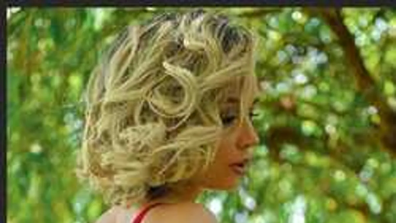 Bevágott a piros bugyi, titkos felvételen villantott a magyar modell