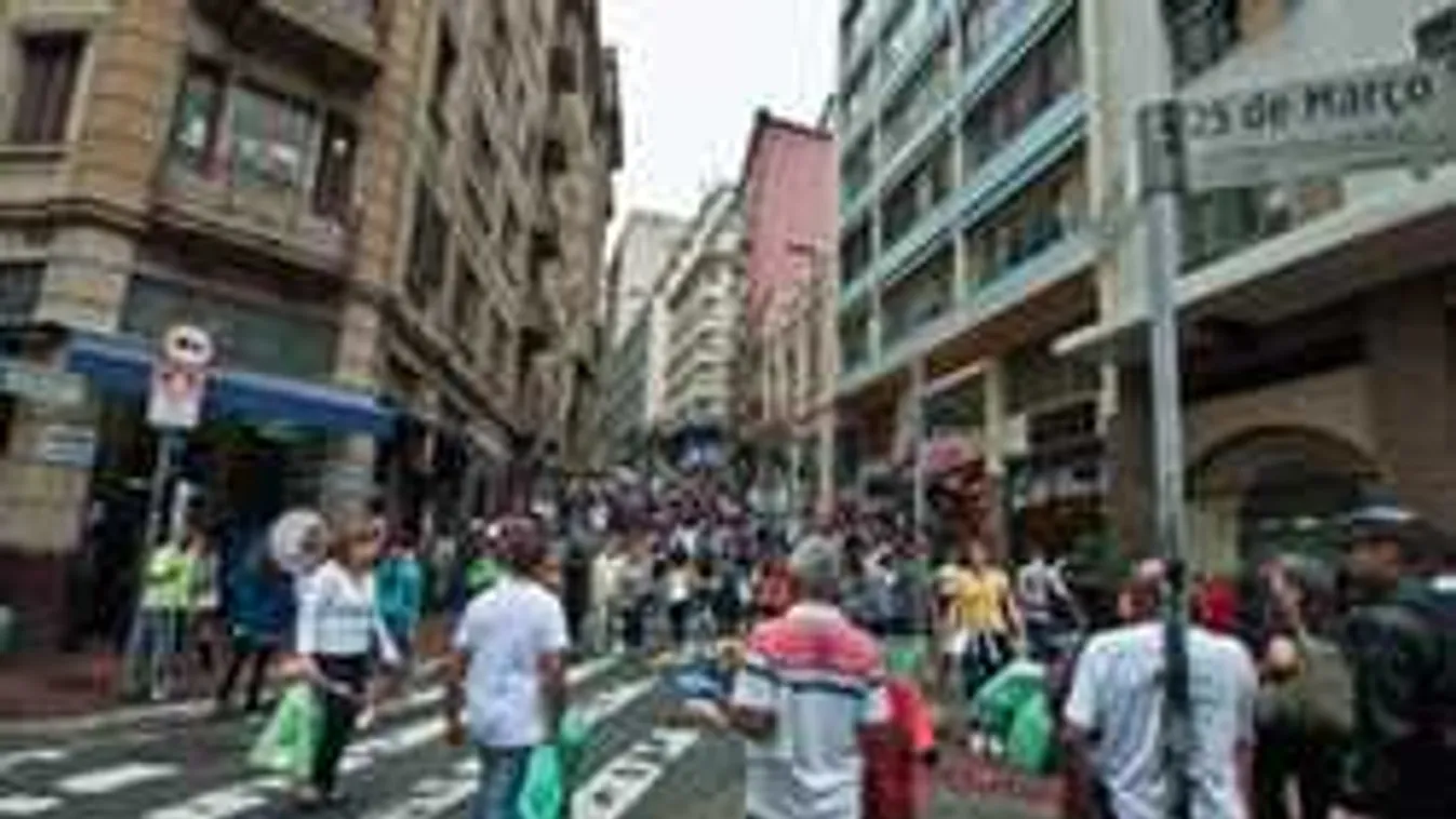 Egy meztelen fiatal nő okozott felfordulást a forgalmas belvárosban! - videó