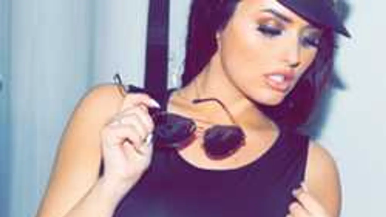 Fehérneműben mutatta meg szexi alakját a nagymellű modell