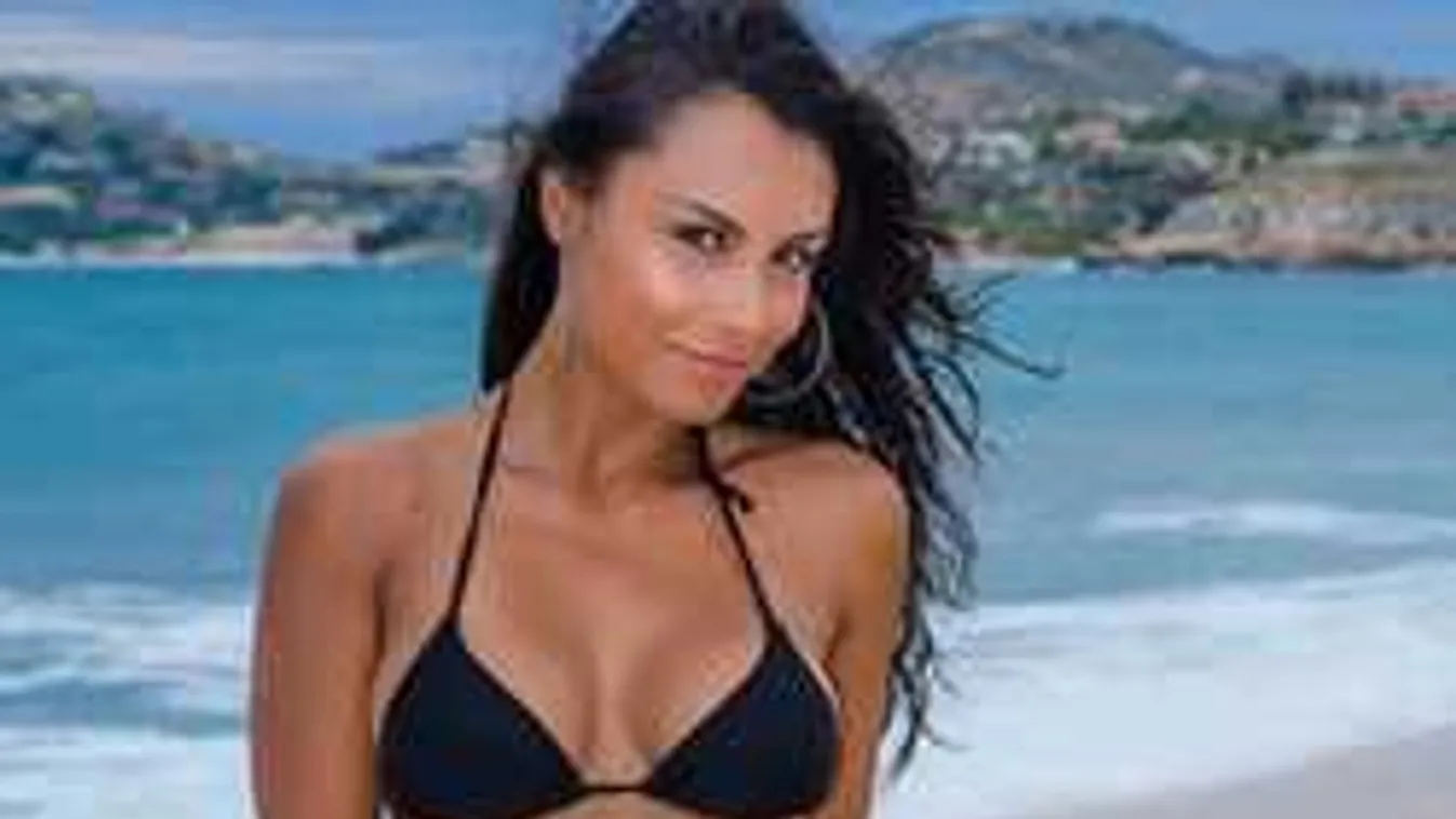 Bugyi nélkül, meztelenül fetreng a nagy mellű bombázó