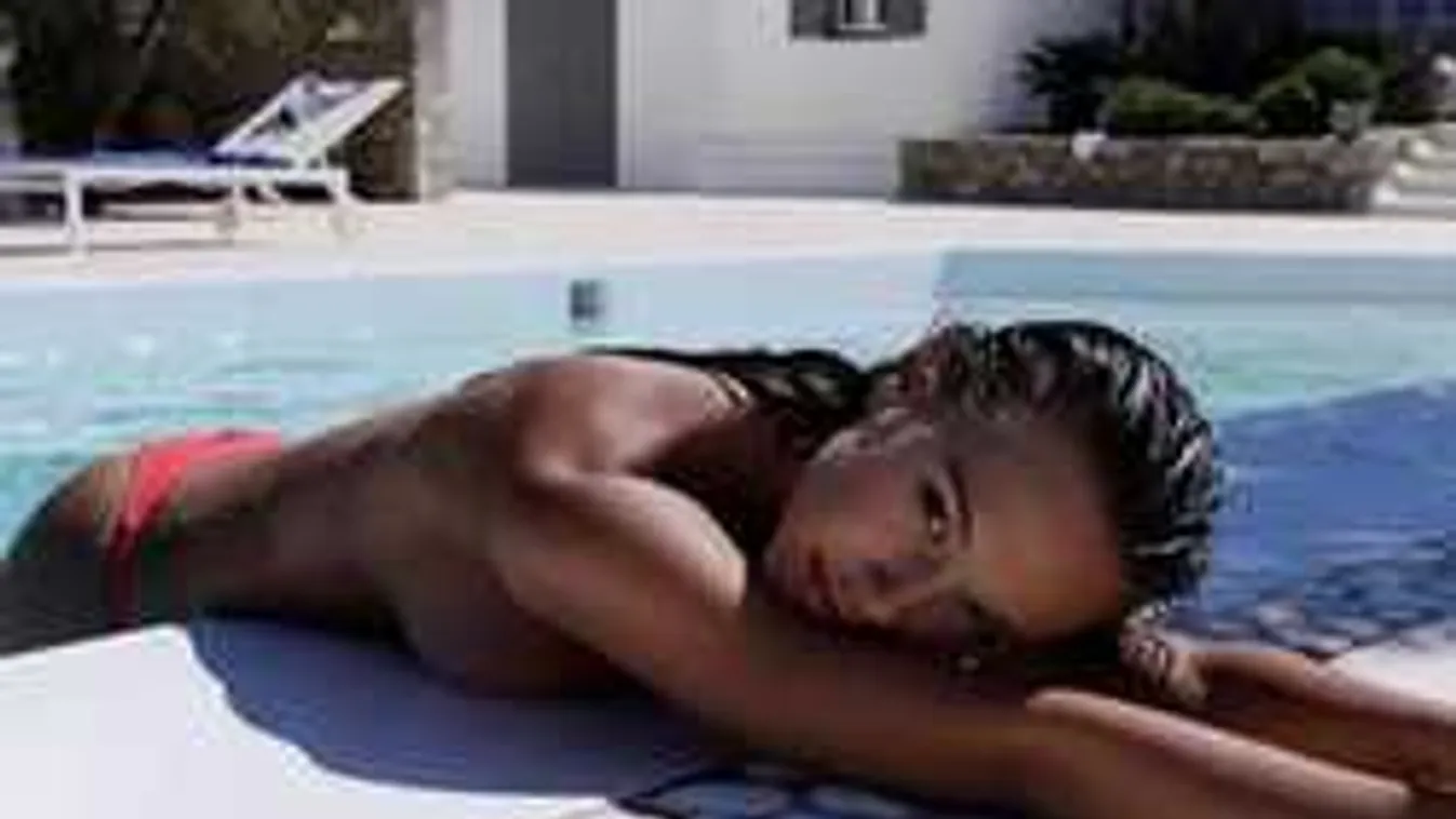 Icipici háromszöget villantott a popsikirálynő