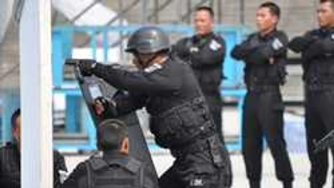 Robbanóeszközzel kitömött önvezető autóval akartak a tömegbe hajtani terroristák