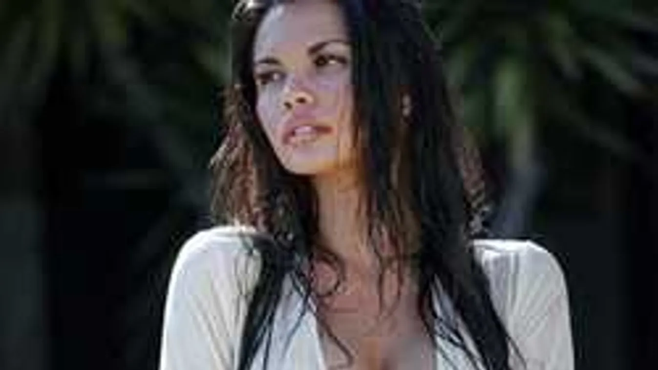 Keményen bevág a bugyi az ismert modell vénuszdombjába