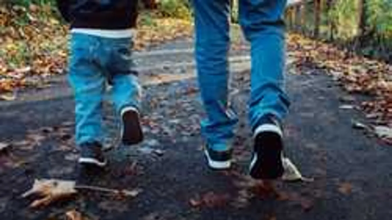 Másfél éve tart a magyar család drámája: ezért nem láthatják fiukat