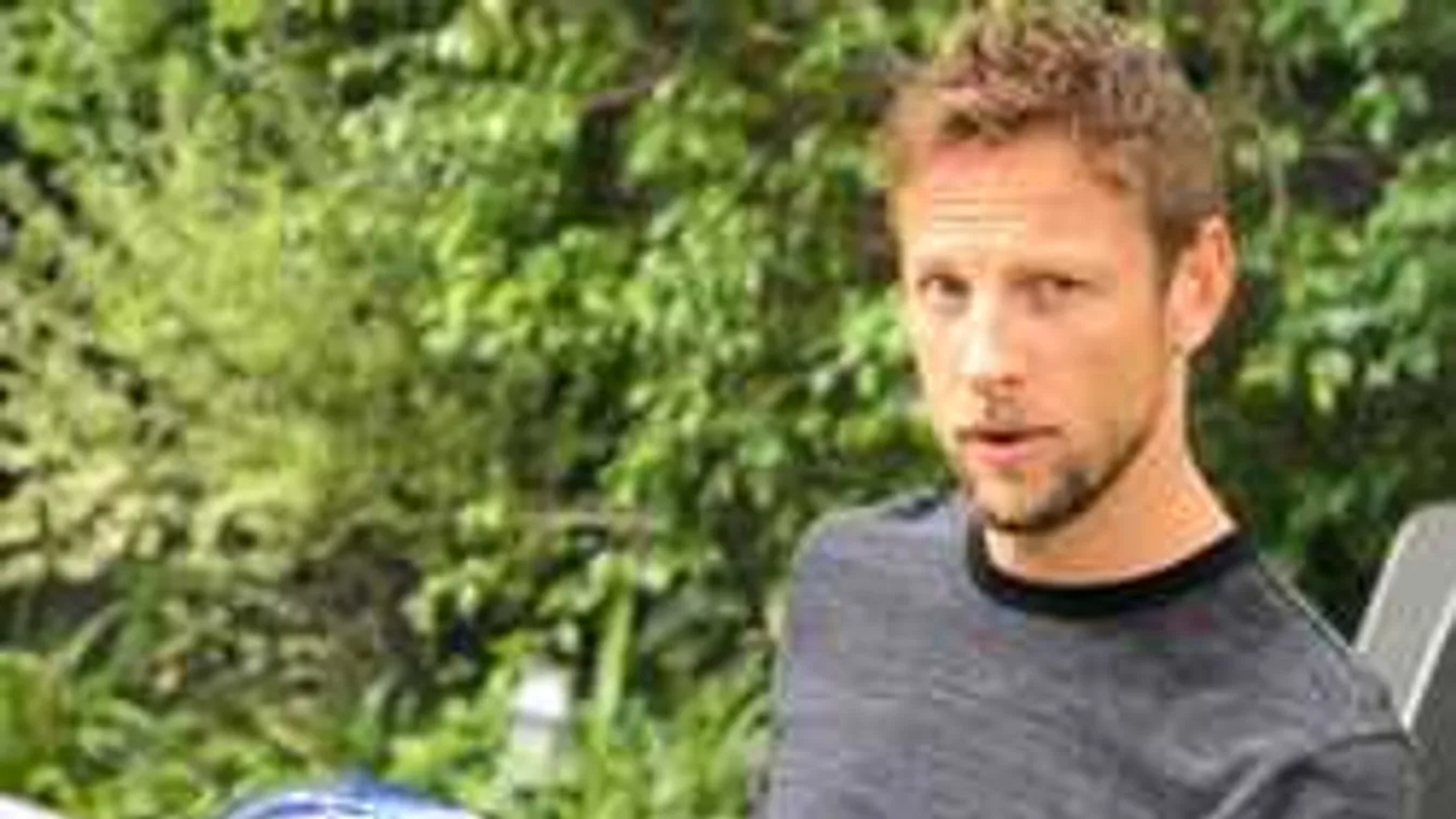 Elhagyja hazáját a szupersztár, elképesztő pénzért árulja a kocsiját