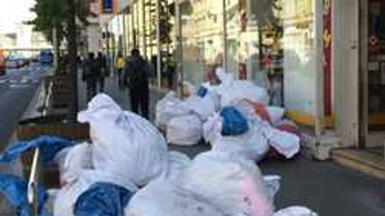 Hihetetlen látvány a Keletinél, ezt fotózták egy ruhabolt előtt