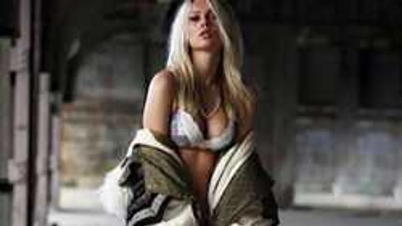 Meztelenül italozott a szőke bombázó a strandon!