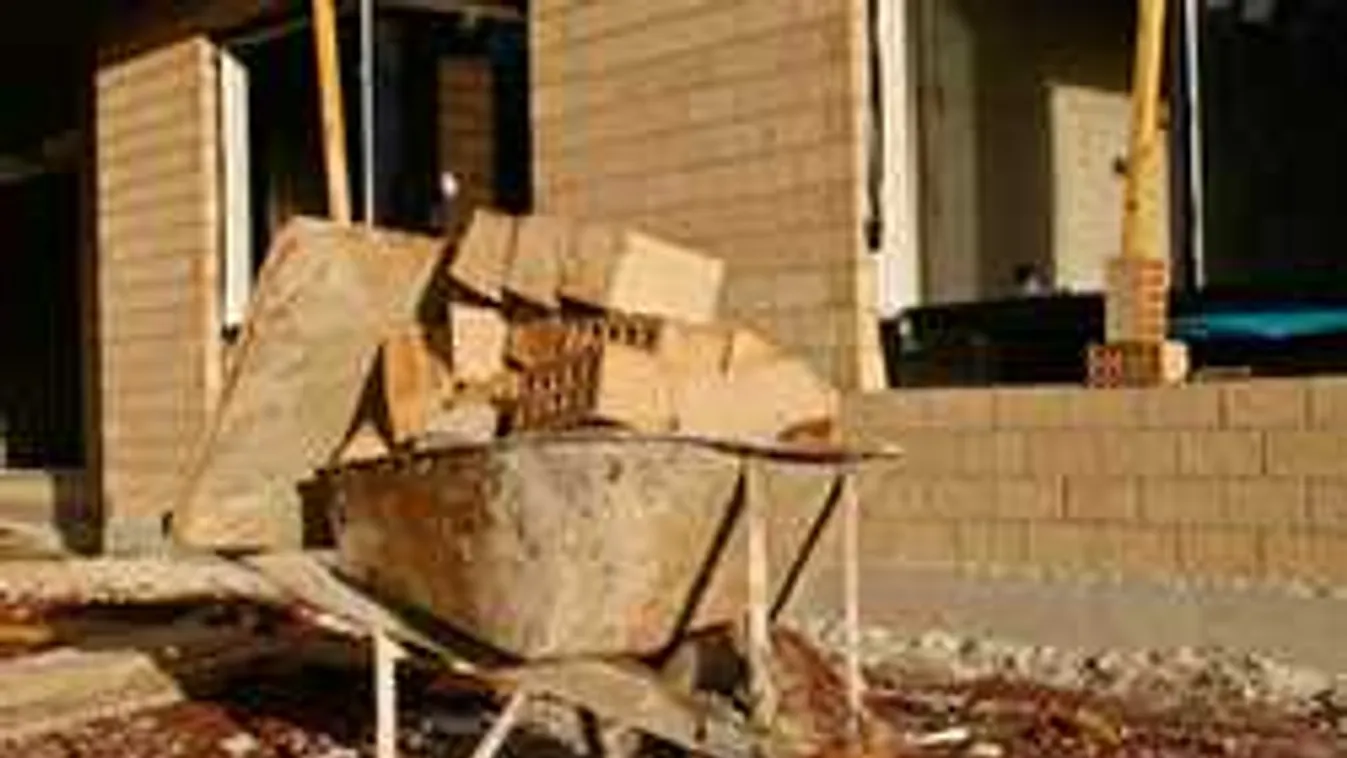 Sosem fogod elhinni mit loptak el a félkész házból