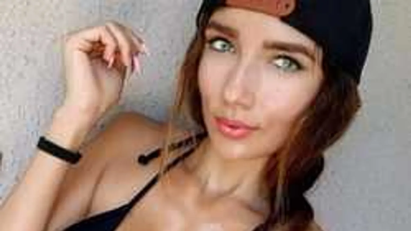 Lesd meg, a természetben vetkőzött le a hatalmas mellű edzőlány