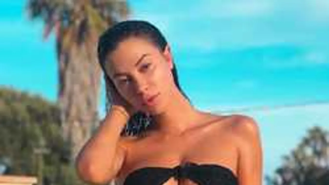 Félmeztelenül vízipisztolyozik a dús keblű sportolónő