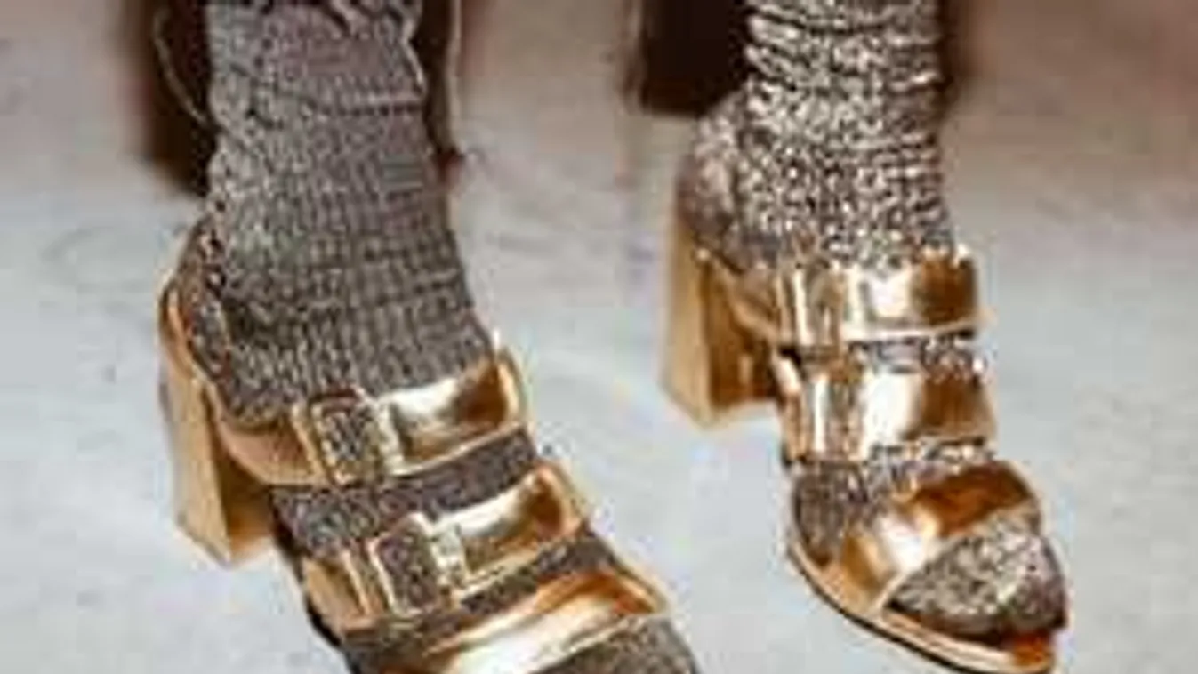 Túllőttek az olasz divattervezők a célon: Merénylet a női láb ellen