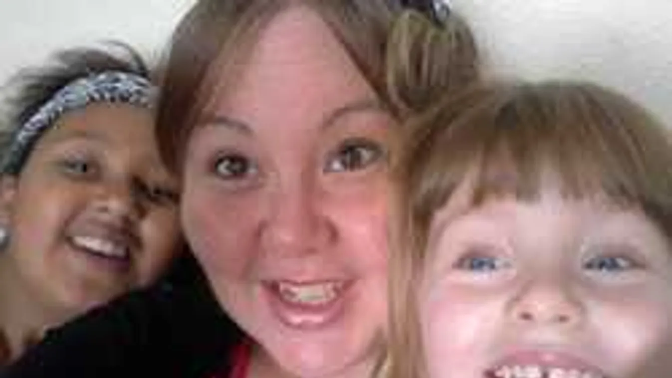 Kővé vált az anyuka: olyan fotón látta meg a lányát, ami születése előtt készült