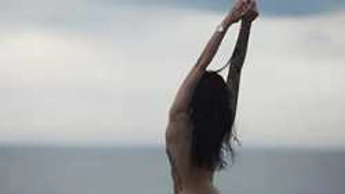 A belváros kellős közepén villantotta meg hatalmas melleit a modell!