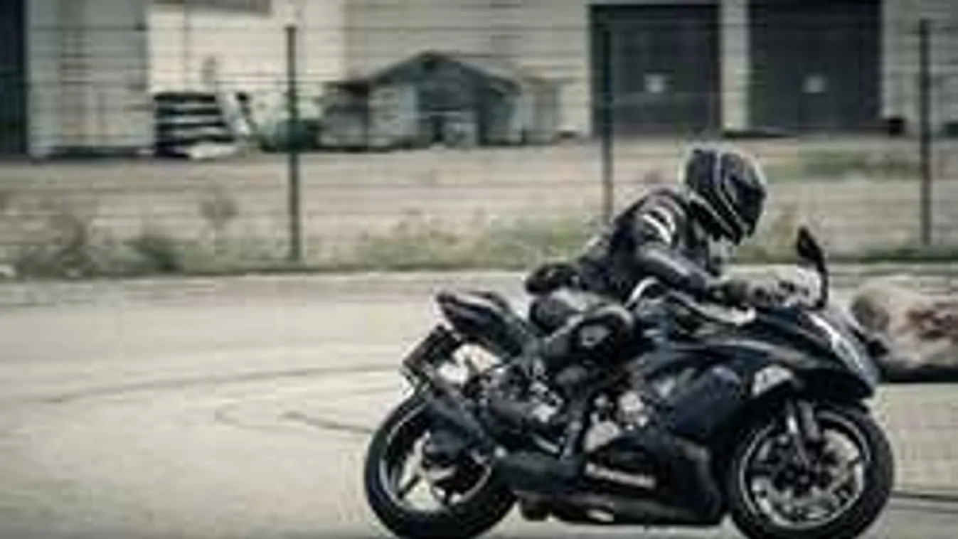 Felkavaró videó: ez az őrült motoros ezrek életét veszélyeztette