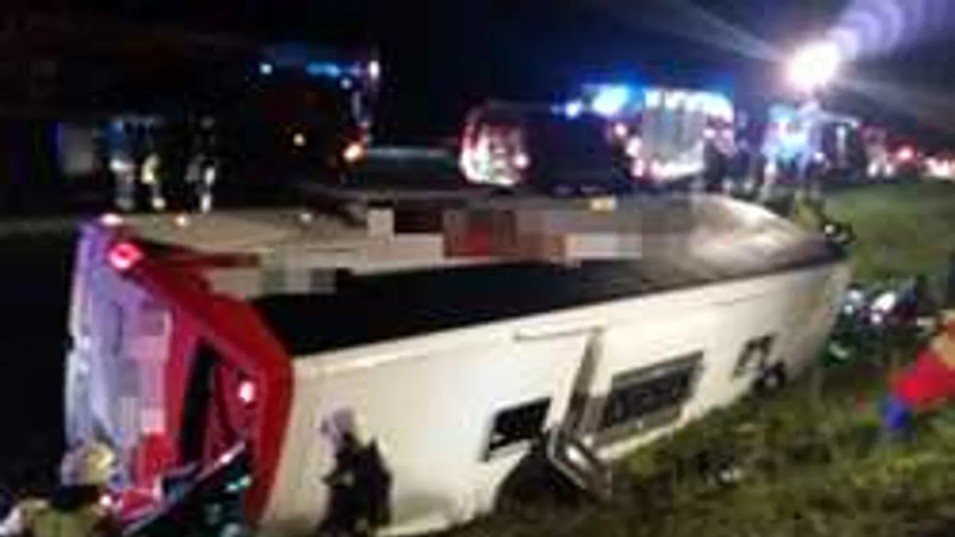 Megrázó fotó a hajnali brutális buszbalesetről: 14 ember sérült meg