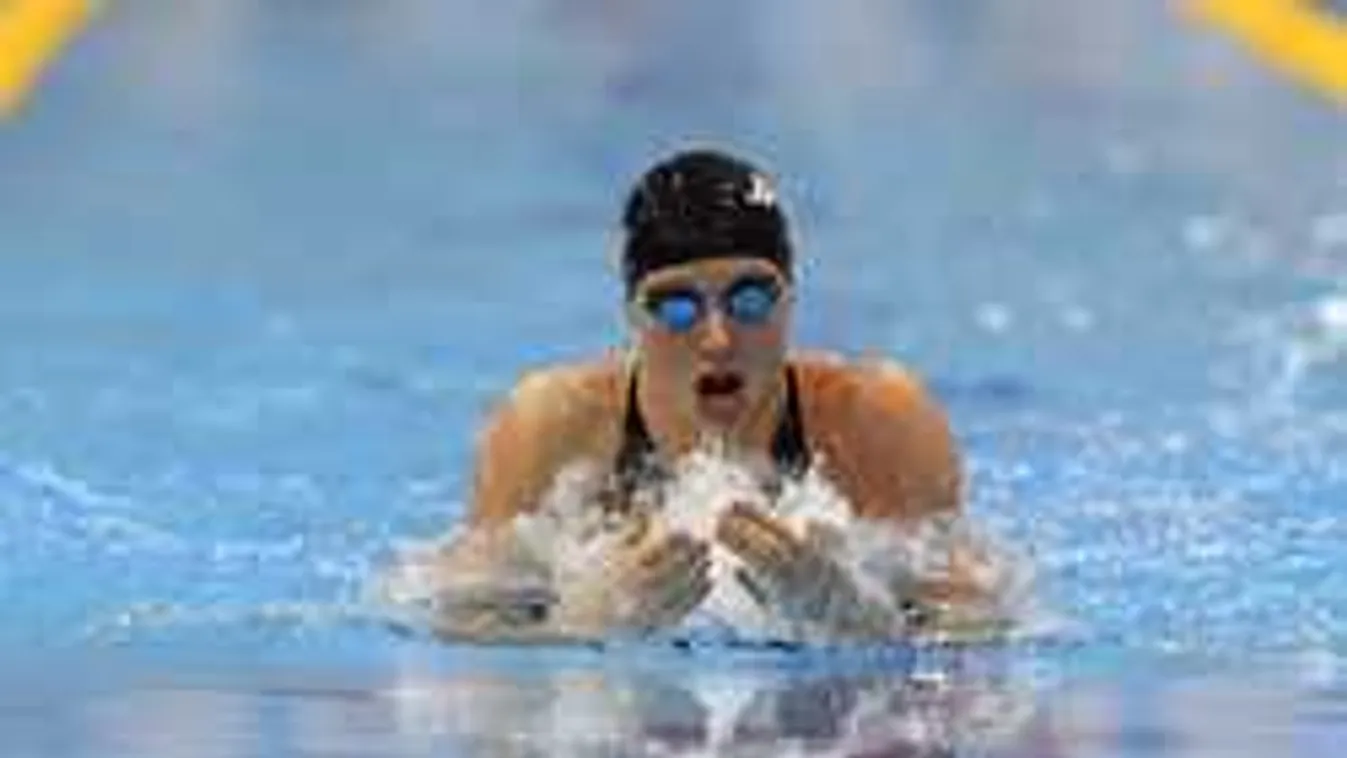 Hosszú Katinka csupa mosoly, halmozza az érmeket