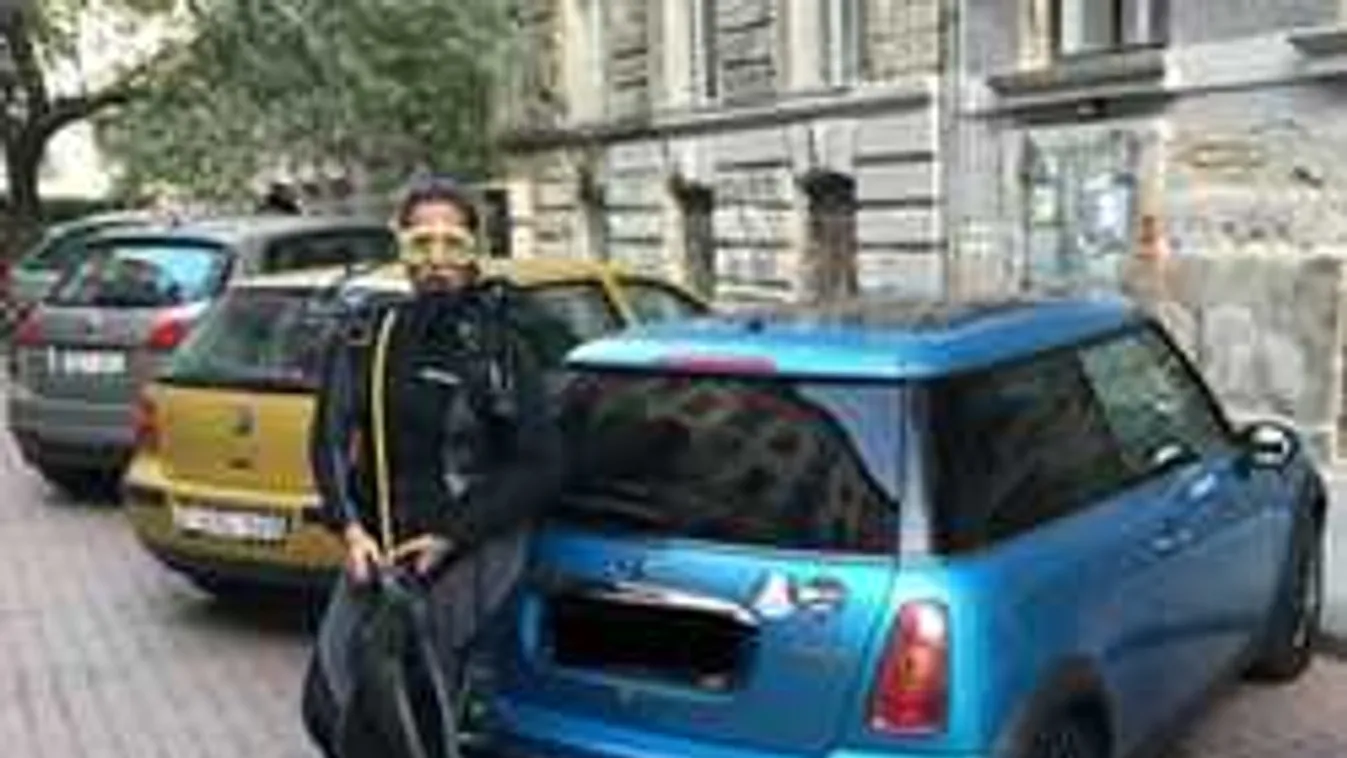 Örült felvétel: Búvárruhában flangált Budapesten a magyar világsztár