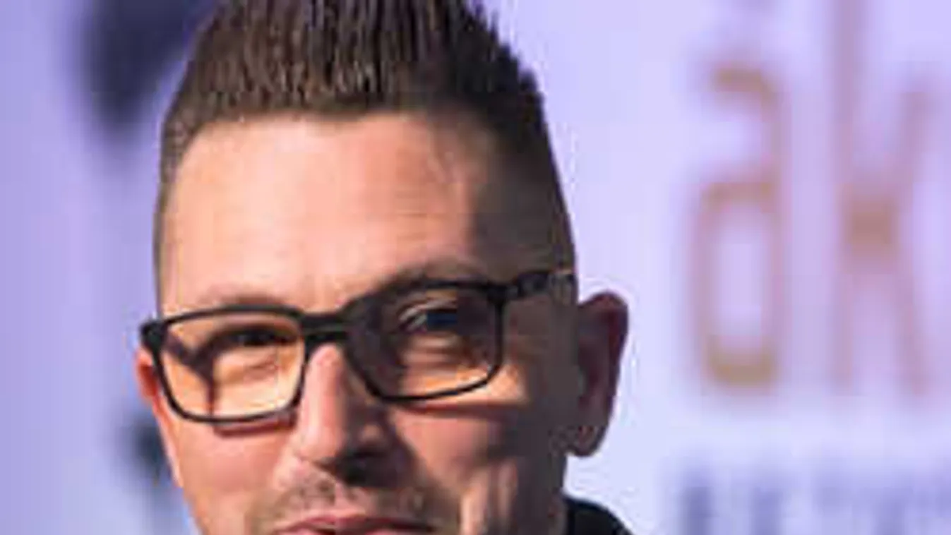 Meglepő helyen forgatta legújabb videoklipjét Ákos!