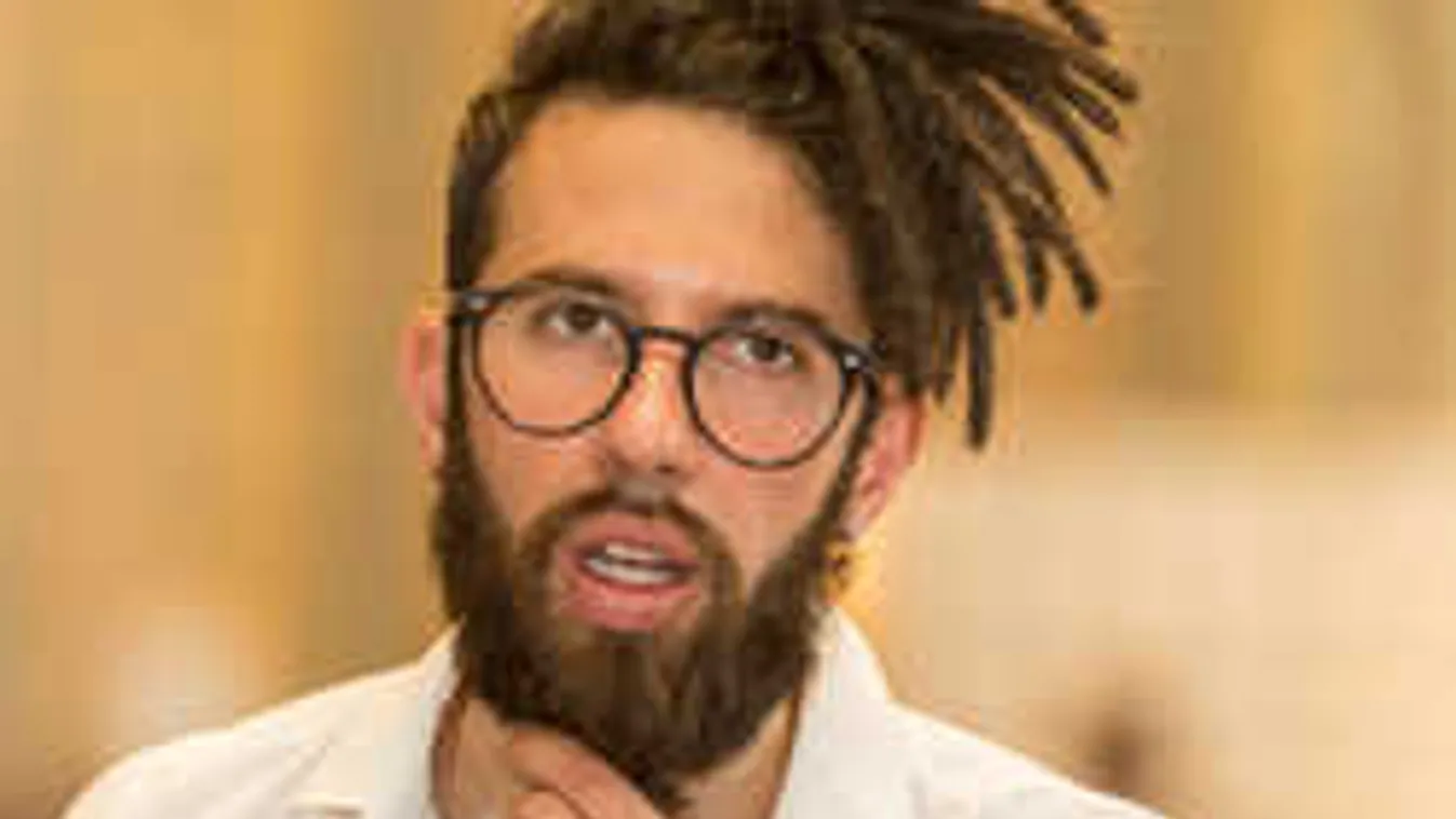 Igazi horror: 40 ezer holttest között forgatott a magyar énekes