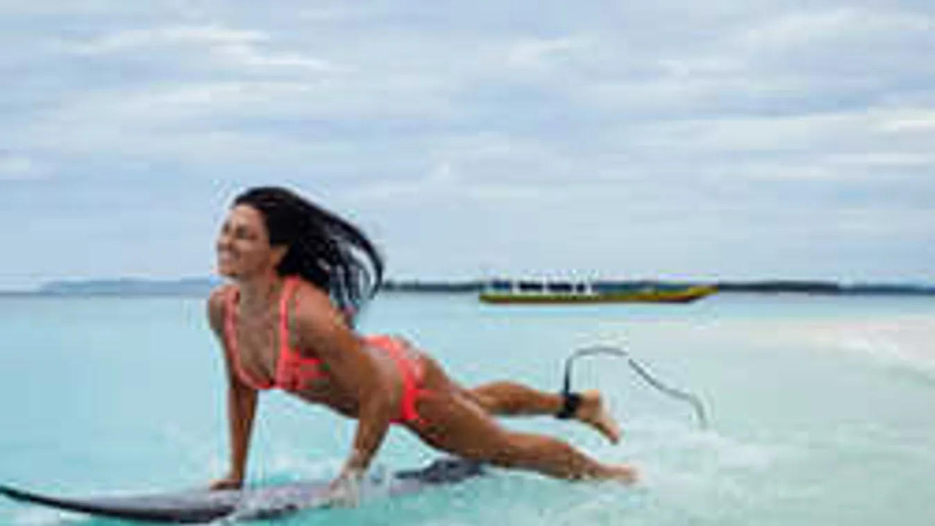 Nem szégyenlősek, meztelen férfi csókolja a magyar modellt