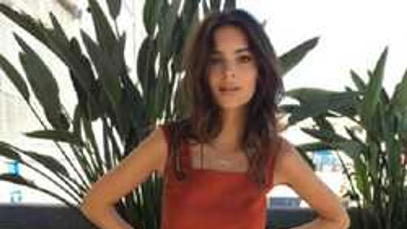 Tűzpiros Nanushka-ruhában csábít a világhírű szupermodell