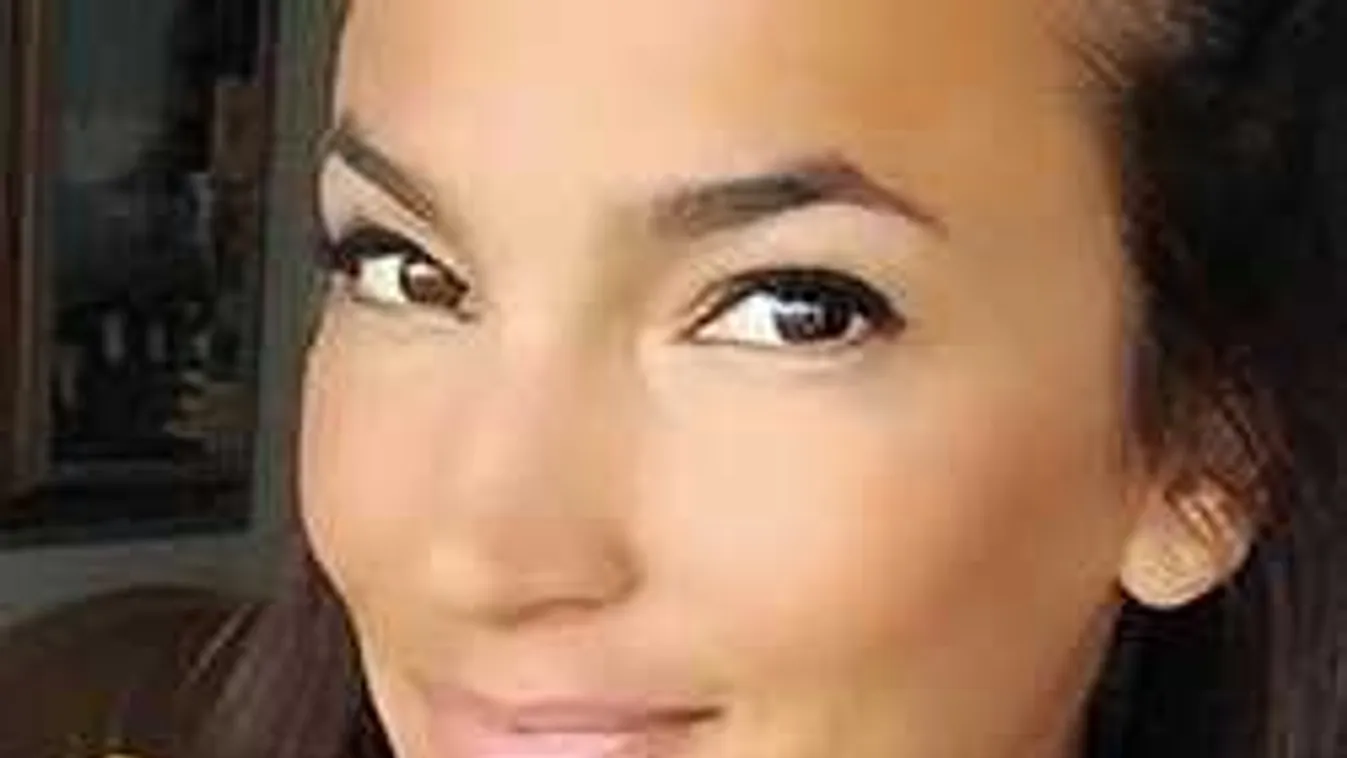 Ez aztán merész: Egy szál bugyiban mutatta meg magát Debreczeni Zita