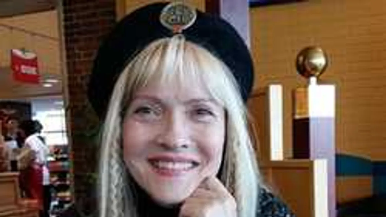 Igazi hős: Törött bordával és karral állt színpadra a magyar énekesnő