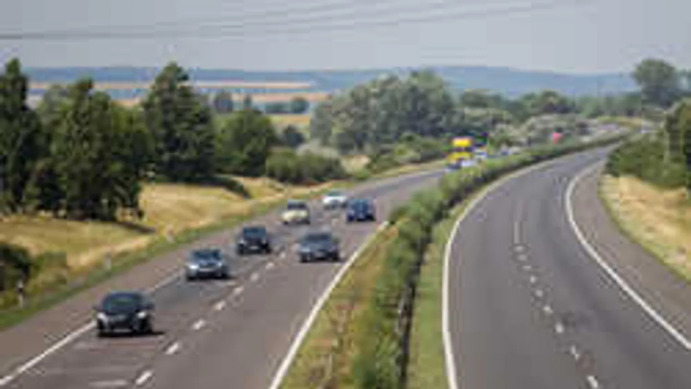 Pánik az M5-ös autópályán, árokban kötött ki egy autó