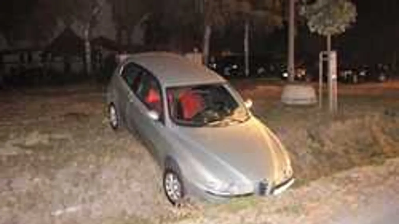 A nap hülyéi: rendőrrel akarták kihúzatni a lopott kocsit az árokból