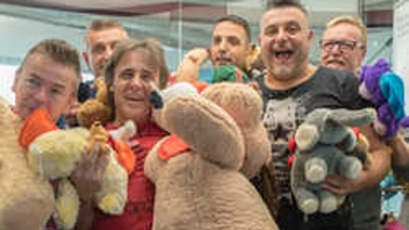 Liftben ragadtak az Irigy Hónaljmirigy tagjai