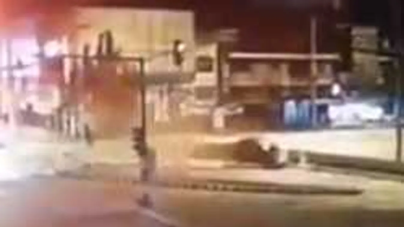 Szörnyű autóbalesetet videóztak le a népszerű nyaralóhelyen!