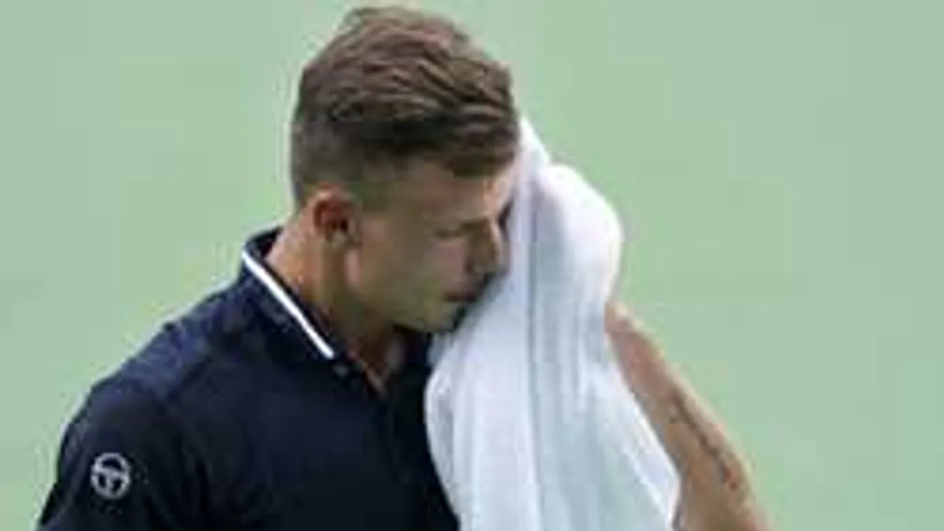 Bizarr helyzetben fotózták a félmeztelen magyar sportolót