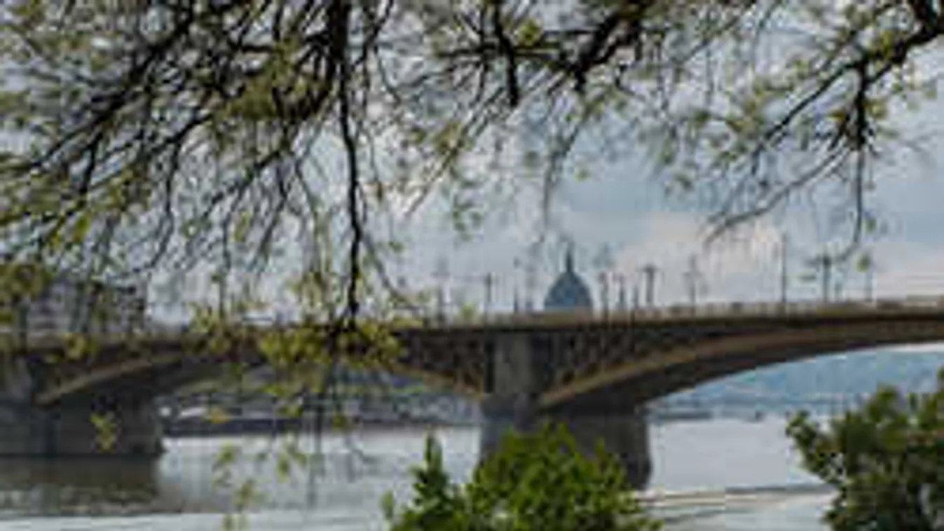 Riadalom a Margit hídnál: hirtelen nem tudták, miért füstöl a híd