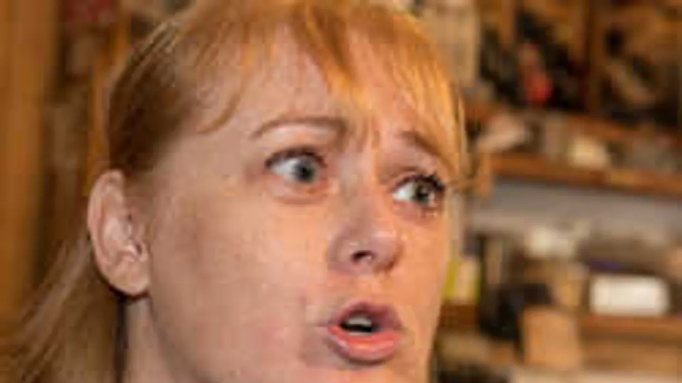 Kiszakadt gumi okozott pánikot Cseke Katinkáéknál