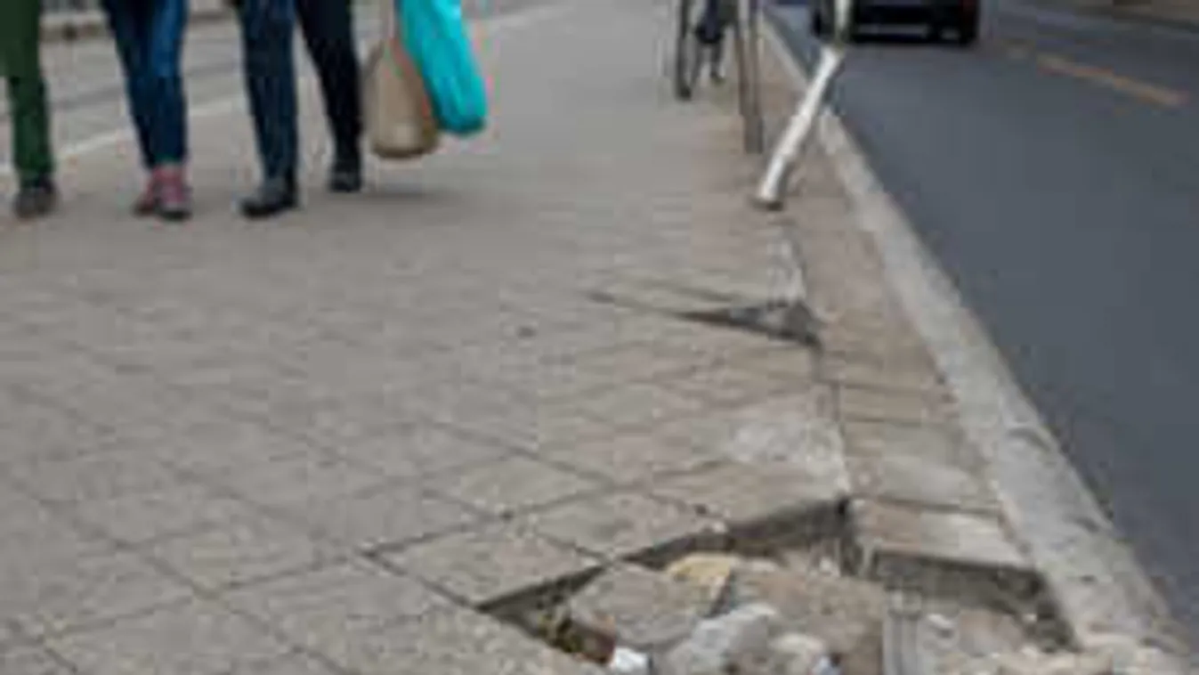 Egy hónapja botrányosan néznek ki a villamosmegállók