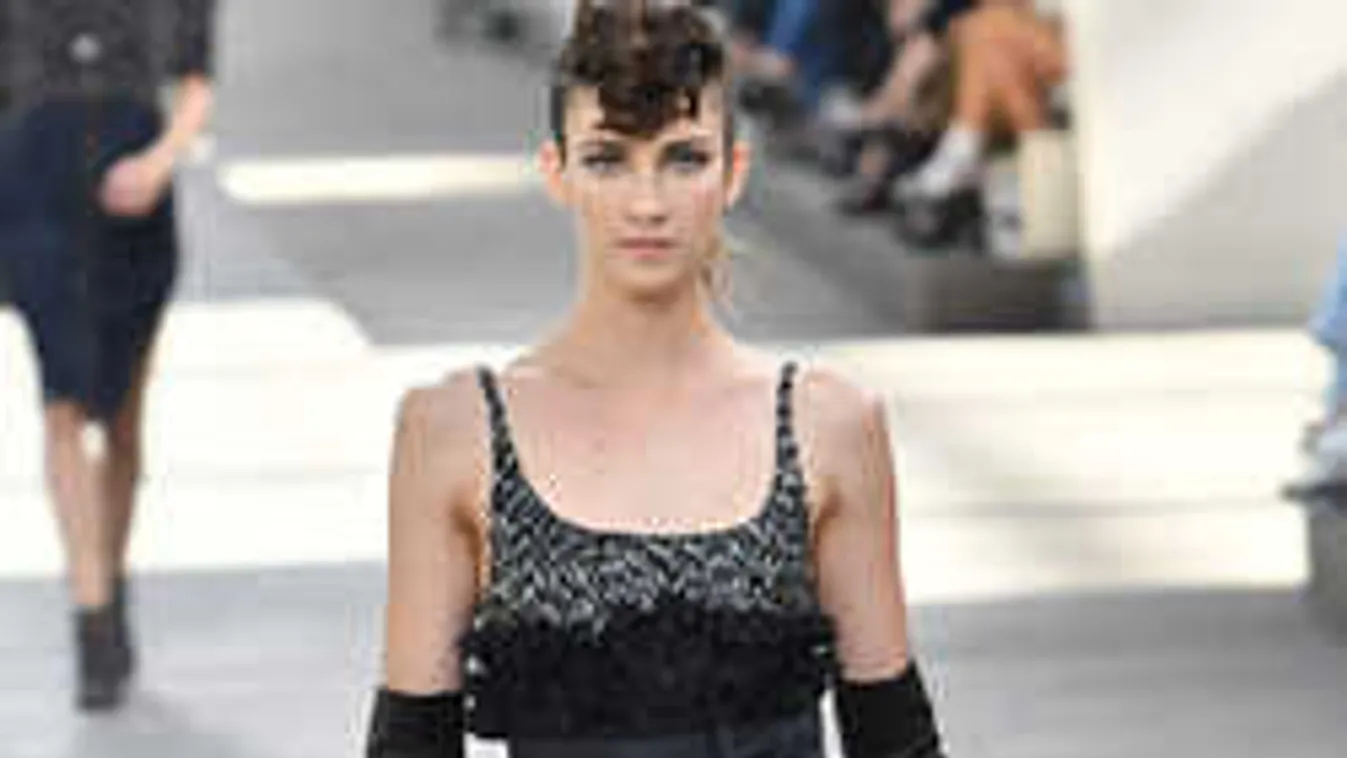 75 évet vártak a férfiak: Most újra ebben a szexi holmiban villognak a nők