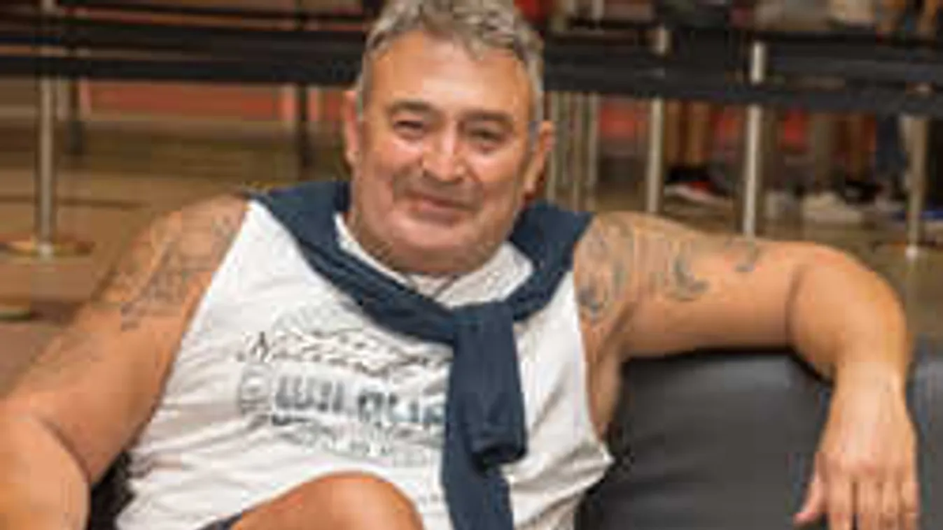 Női ruhába bújt Gesztesi Károly - Fotóval