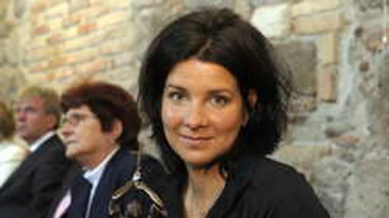 Egerszegi Krisztina pótanyukaként segíti az új magyar úszósztárt