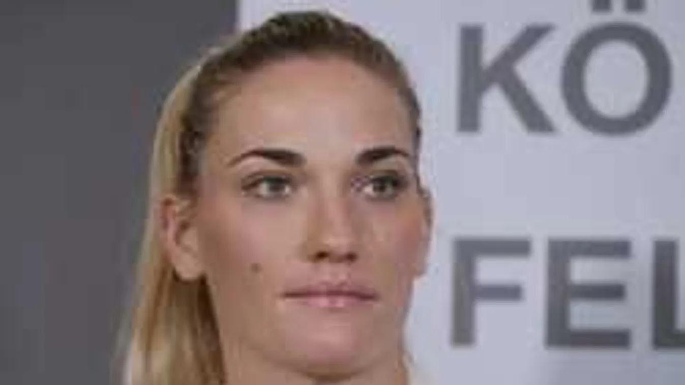 Csattant a csók, így ünnepelt a magyar sztár a kamerák előtt